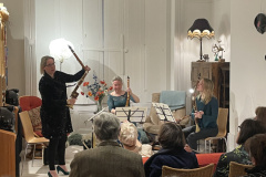 Sarah Thurlow demonstrating her basset horn to the audience at the Salon Music Supper Concert 